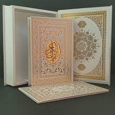 کتاب قرآن همراه با دفتر ثبت رویدادهای مهم زندگی