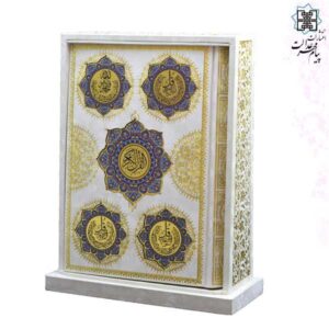 عنوان کتاب :قرآن قطع کتاب :وزیری نوع جلد :گالینگور نوع کاغذ :گلاسه خطاط :عثمان طه ترجمه :الهی قمشه ای تعداد صفحات :604 اندازه :27*19.5 توضیحات و ویژگی :این قرآن با جعبه ایستاده عرضه شده است و نمای چهار قل پلاک دار که روی جلد آن طراحی شده جلوه ای ویژه به آن داده است